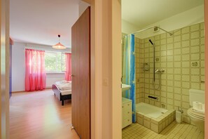 Departamento familiar, varias habitaciones, 2 baños (Miralago Lakeview Morcote With Pool) | Baño | Tina con regadera, secadora de cabello, toallas, jabón 