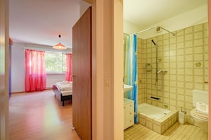 Family Apartment, Multiple Bedrooms, 2 Bathrooms, Lakeside (Miralago Lakeview Morcote With Pool) | Bathroom
