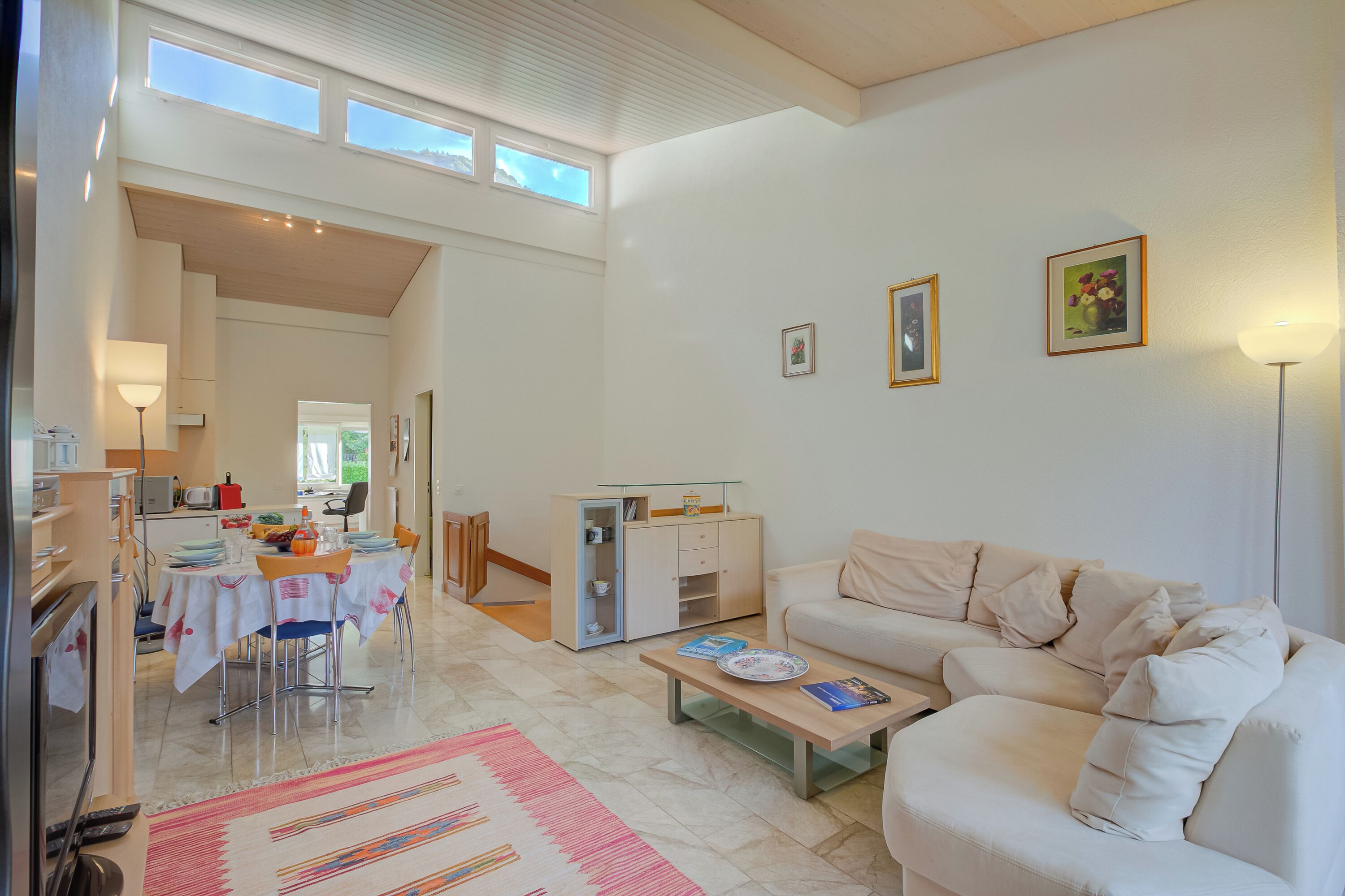 Flat-screen TV, stereo