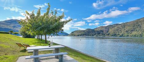 Familienapartment, Mehrere Schlafzimmer, 2 Bäder, Seeseite (Miralago Lakeview Morcote With Pool) | Speisen im Freien