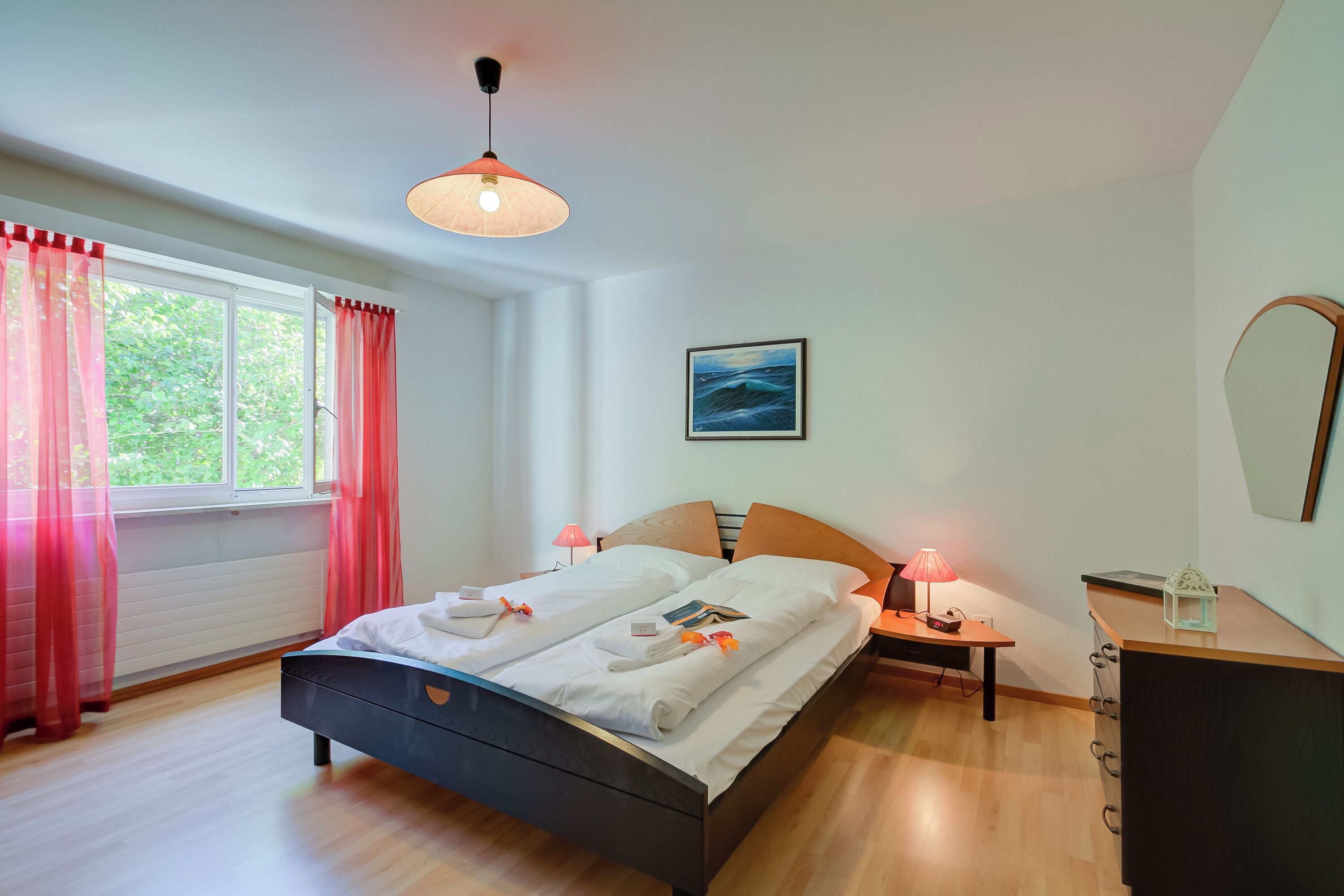 Familie appartement, meerdere slaapkamers, 2 badkamers (Miralago Lakeview Morcote With Pool) | 2 slaapkamers, een kluis op de kamer, een laptopwerkplek