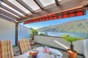 Departamento familiar, varias habitaciones, 2 baños (Miralago Lakeview Morcote With Pool) | Restaurante al aire libre