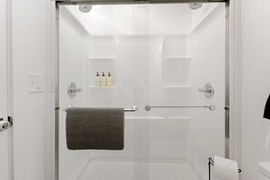 シャワー、ヘアドライヤー、タオル