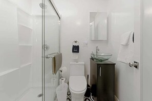 Dusche, Haartrockner, Handtücher