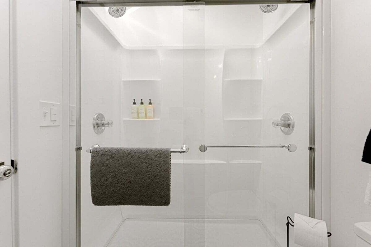 Douche, sèche-cheveux, serviettes fournies