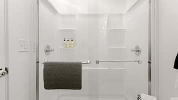 Douche, sèche-cheveux, serviettes fournies