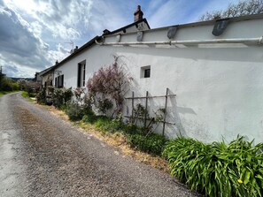 Property grounds - Quiet little house in Anost (Anost)