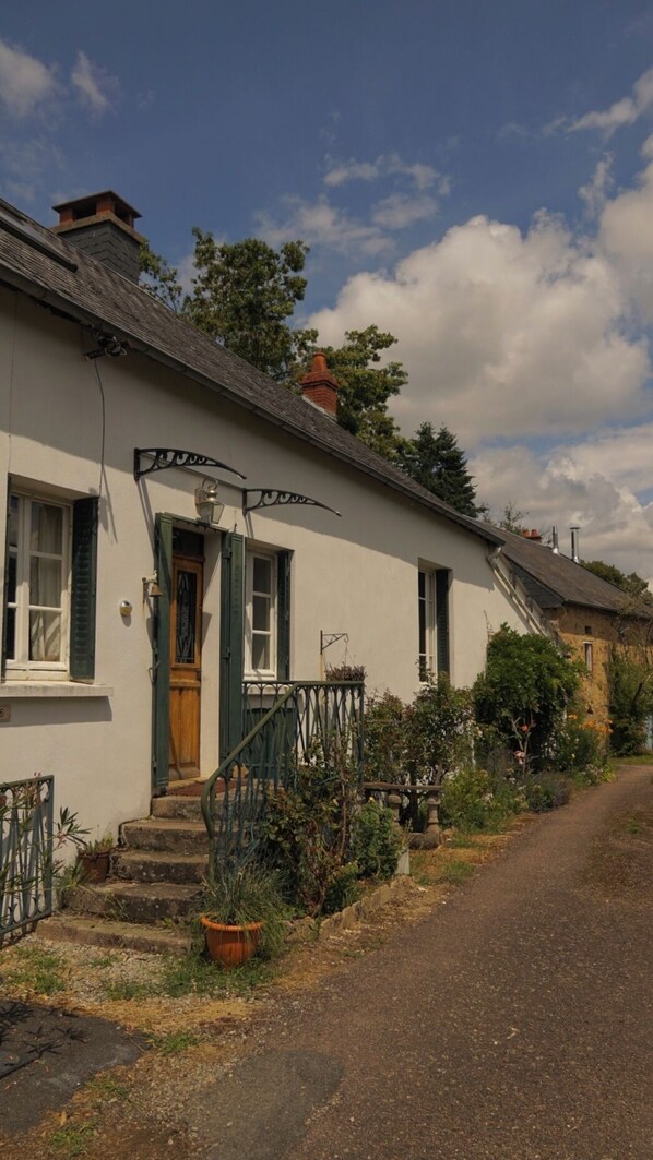 Exterior detail - Quiet little house in Anost (Anost)