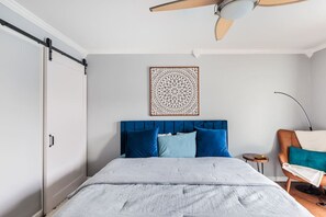 4 chambres, bureau, fer et planche à repasser, lit de bébé portatif