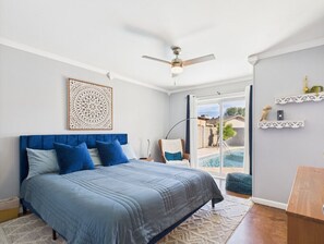 4 chambres, bureau, fer et planche à repasser, lit de bébé portatif