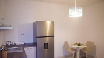 Kühlschrank, Mikrowelle, Geschirrspüler