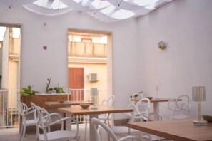 Outdoor dining - Yllen Rooms (Double Room with Private Bathroom) (Avola)