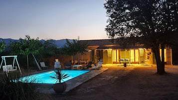 Een buitenzwembad en een verwarmd zwembad