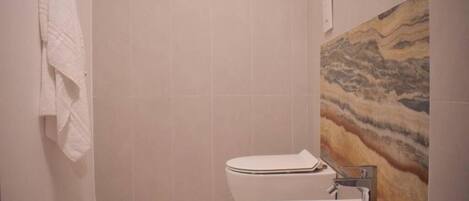 Haartrockner, Bidet, Handtücher, Seife