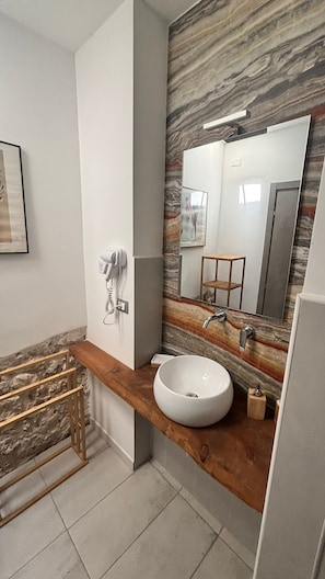 Haartrockner, Bidet, Handtücher, Seife