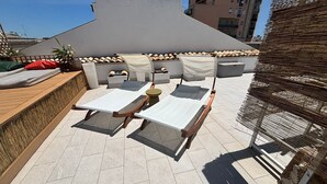 A rooftop terrace with two lounge chairs, a small table, and a sofa. - Yllen Rooms (Large Double Room) (Avola)