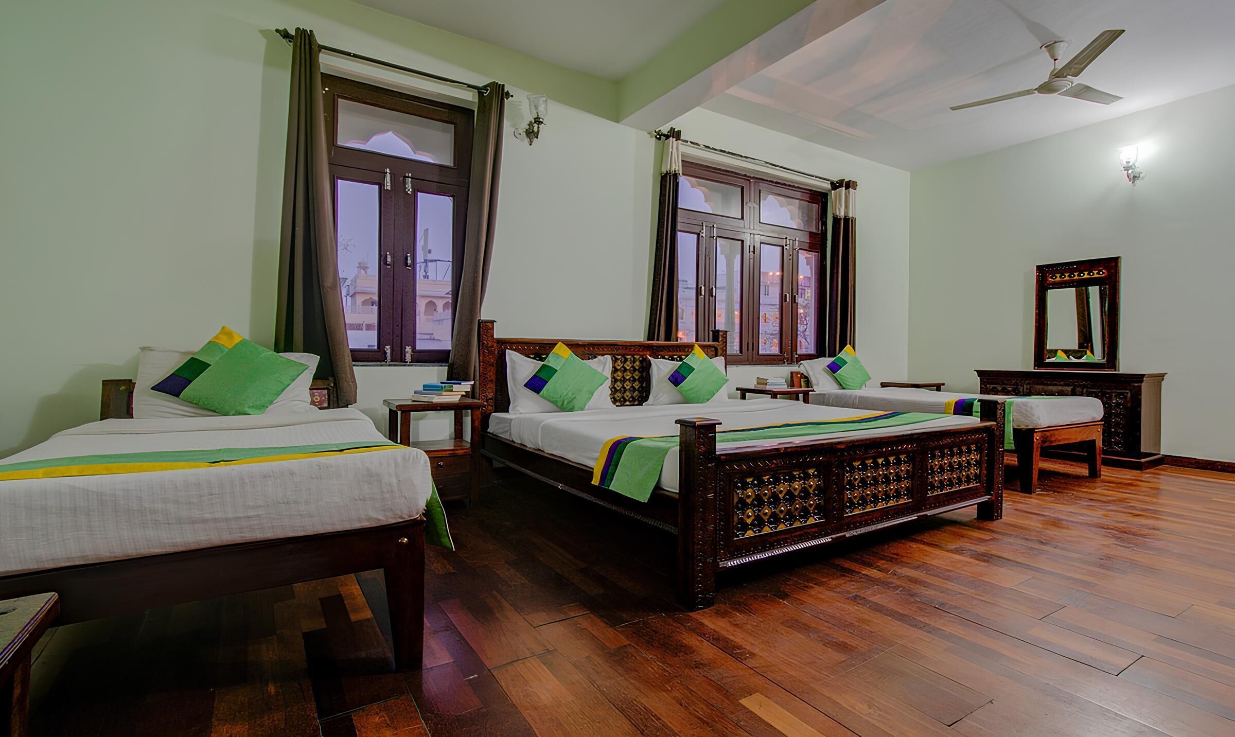 Busa memori, meja kerja, ruang kerja ramah laptop, dan Wi-Fi gratis