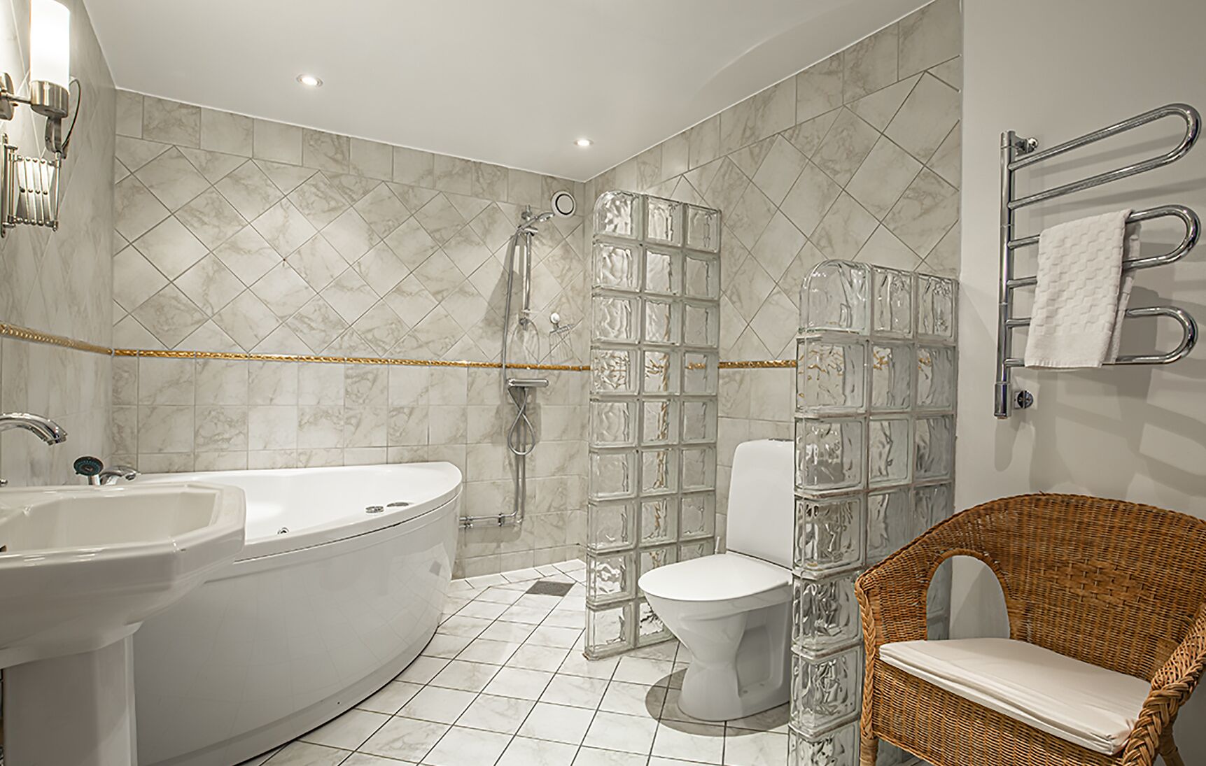 Exclusive Double Room, 1 King Bed | Bathroom | Shower, hair dryer, towels, soap