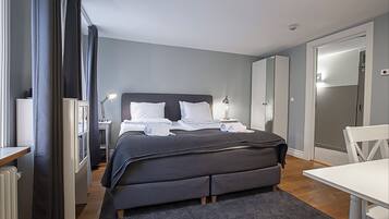 Deluxe Studio, 1 King Bed | Laptop workspace, soundproofing, free WiFi, bed sheets