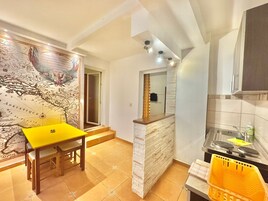 Basic Apartment | Dapur peribadi | Peti sejuk, cerek elektrik, alat memasak/pinggan mangkuk/perkakas dapur