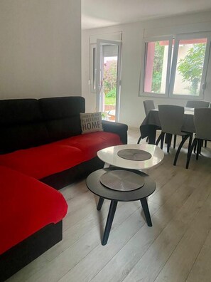 Leilighet – superior | Oppholdsområde | Flatskjerm-TV