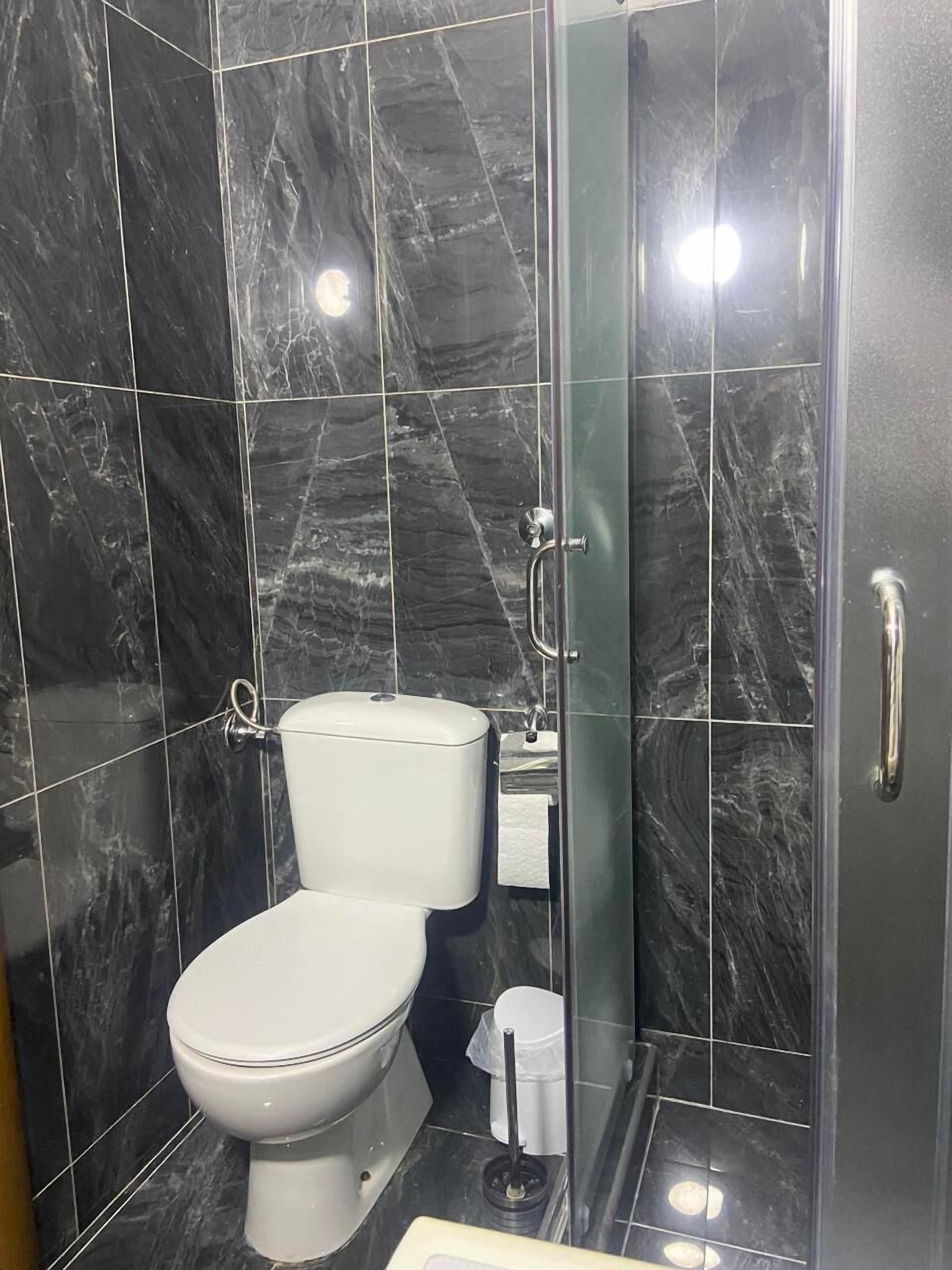 Superior-Apartment | Badezimmer | Dusche, Haartrockner, Handtücher, Toilettenpapier