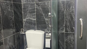 Departamento superior | Baño | Regadera, secadora de cabello, toallas, papel de baño