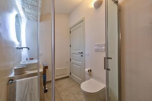 Een douche, een haardroger, een bidet, handdoeken