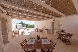 Outdoor dining - Domus Petri 1908 Prickly Pear- Trulli with swimming pool in Itria Valley (Cisternino)