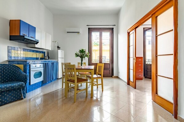 Fridge, oven, stovetop, cookware/dishes/utensils