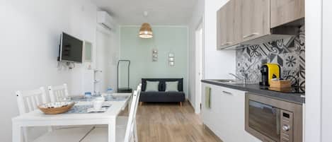 Kühlschrank, Mikrowelle, Herdplatte, Wasserkocher mit Kaffee-/Teezubehör