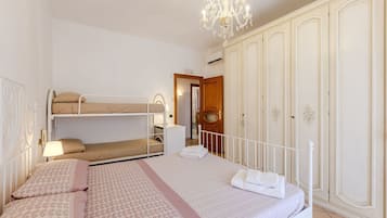 3 slaapkamers, een strijkplank/strijkijzer, wifi, beddengoed