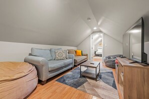 4 bedrooms, desk, iron/ironing board, free WiFi