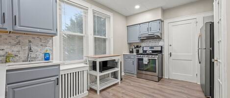 Kühlschrank, Mikrowelle, Ofen, Herdplatte