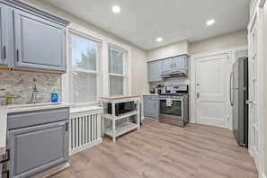 Réfrigérateur, micro-ondes, four, plaque de cuisson