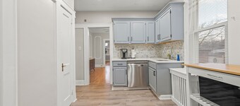 Vacation Home Sleeps 10 w/ Game Lounge · 5 mins walk to NYC/EWR Train