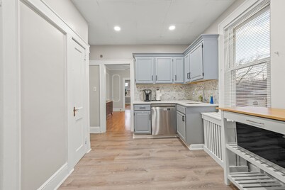 Vacation Home Sleeps 10 w/ Game Lounge · 5 mins walk to NYC/EWR Train