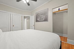 4 bedrooms, iron/ironing board, internet, bed sheets