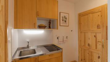 Standard Studio Suite, Resort View | Private kitchen | Mini-fridge, stovetop, high chair, cookware/dishes/utensils