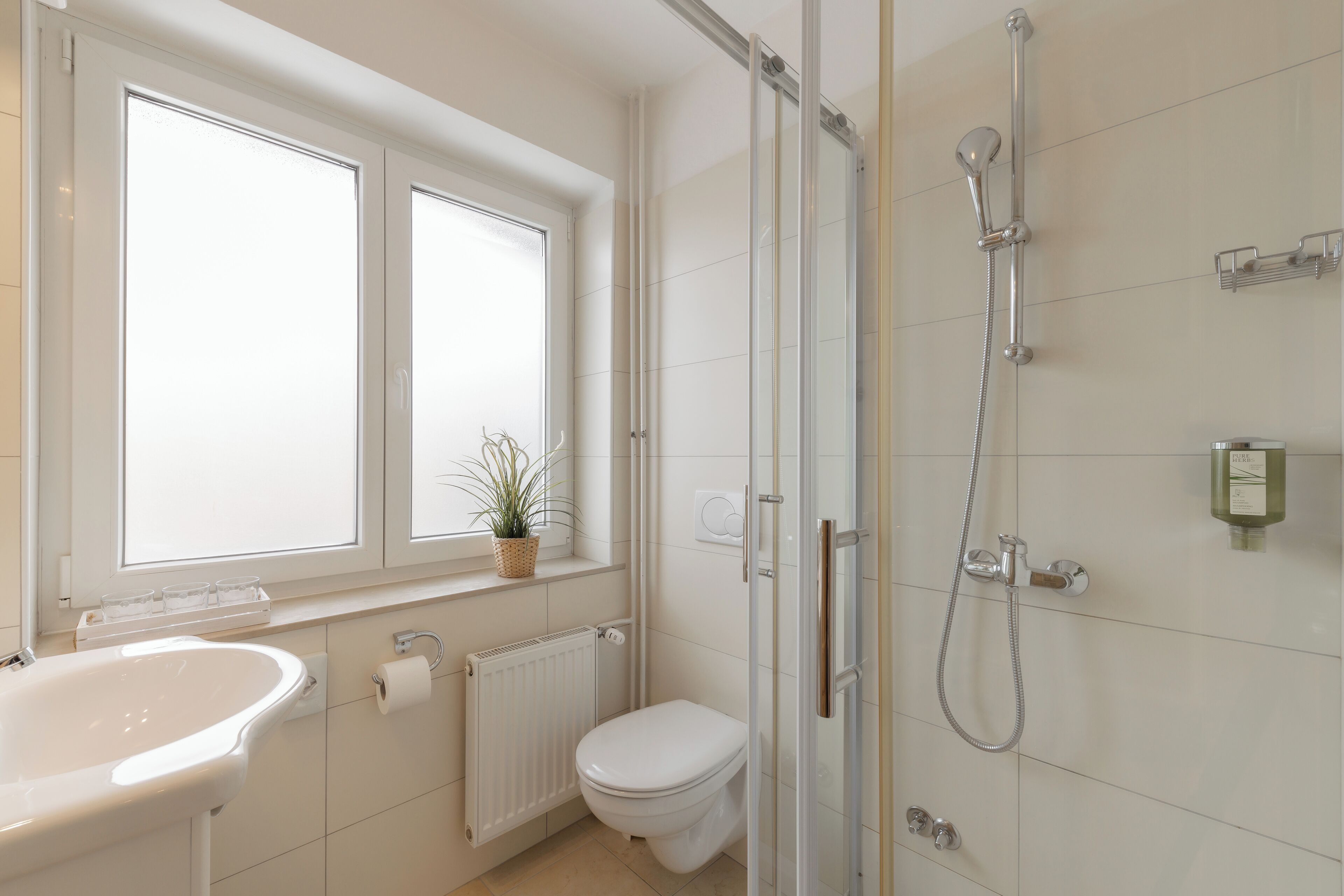 Standard Studio Suite, Resort View | Bathroom | Shower, hair dryer, towels, soap