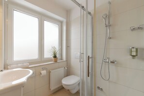 Shower, hair dryer, towels, soap - Apartmaji Rozle (Kranjska Gora)