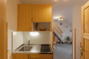 Apartamento standard, vista para o resort | Cozinha privada | Frigobar, cooktop, cadeirão de bebê