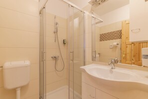Standard Studio Suite, Resort View | Bathroom | Shower, hair dryer, towels, soap