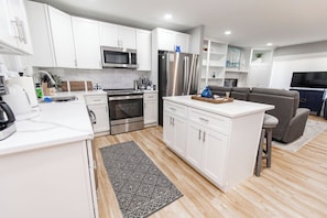 Fridge, microwave, oven, stovetop - Cozy Cottage with Beach Access (Annapolis)