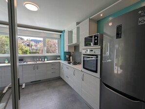 Geladeira, micro-ondas, lava-louças