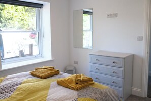 2 habitaciones, tabla de planchar con plancha y cuna de viaje 
