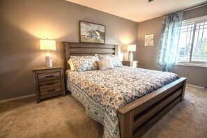 4 soverom, strykejern/-brett, wi-fi (mot et tillegg) og sengetøy