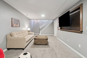 Smart TV, fireplace - Spacious Retreat with Dual Master Suites, Game Room and Outdoor Escape (Ankeny)