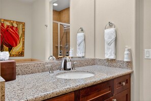 Douche, sèche-cheveux, serviettes fournies, savon