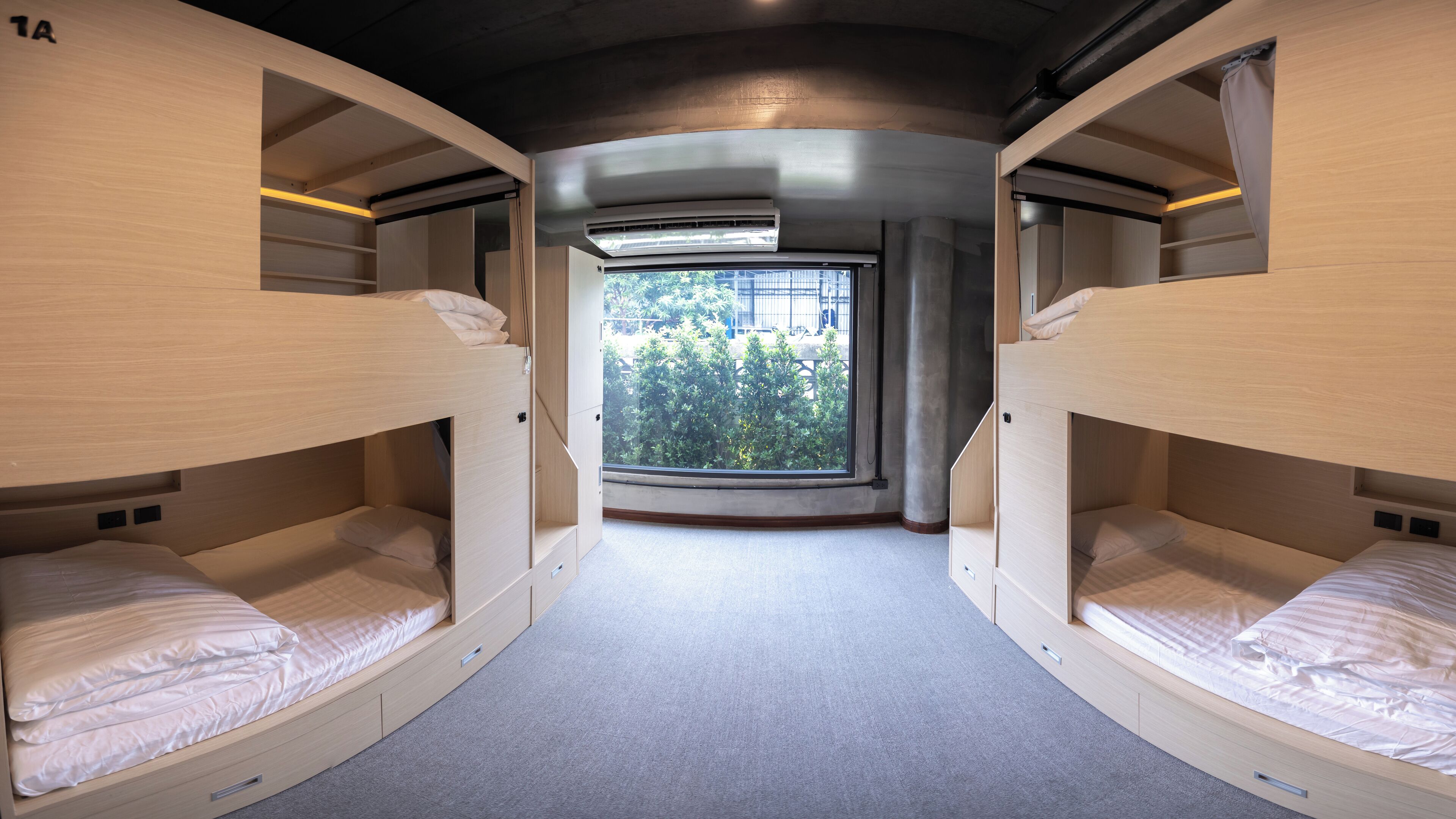 Gemeinsamer Schlafsaal, Gemischter Schlafsaal, Gartenblick | Schreibtisch, laptopgeeigneter Arbeitsplatz, kostenloses WLAN